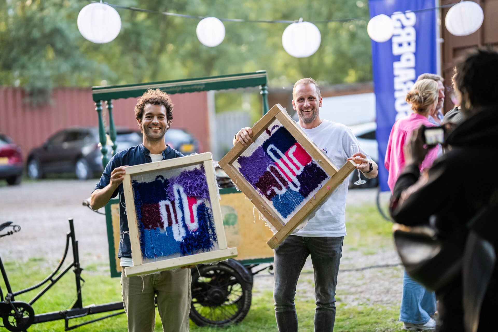 Tim en Aeron houden Skyfest kunstwerk vast