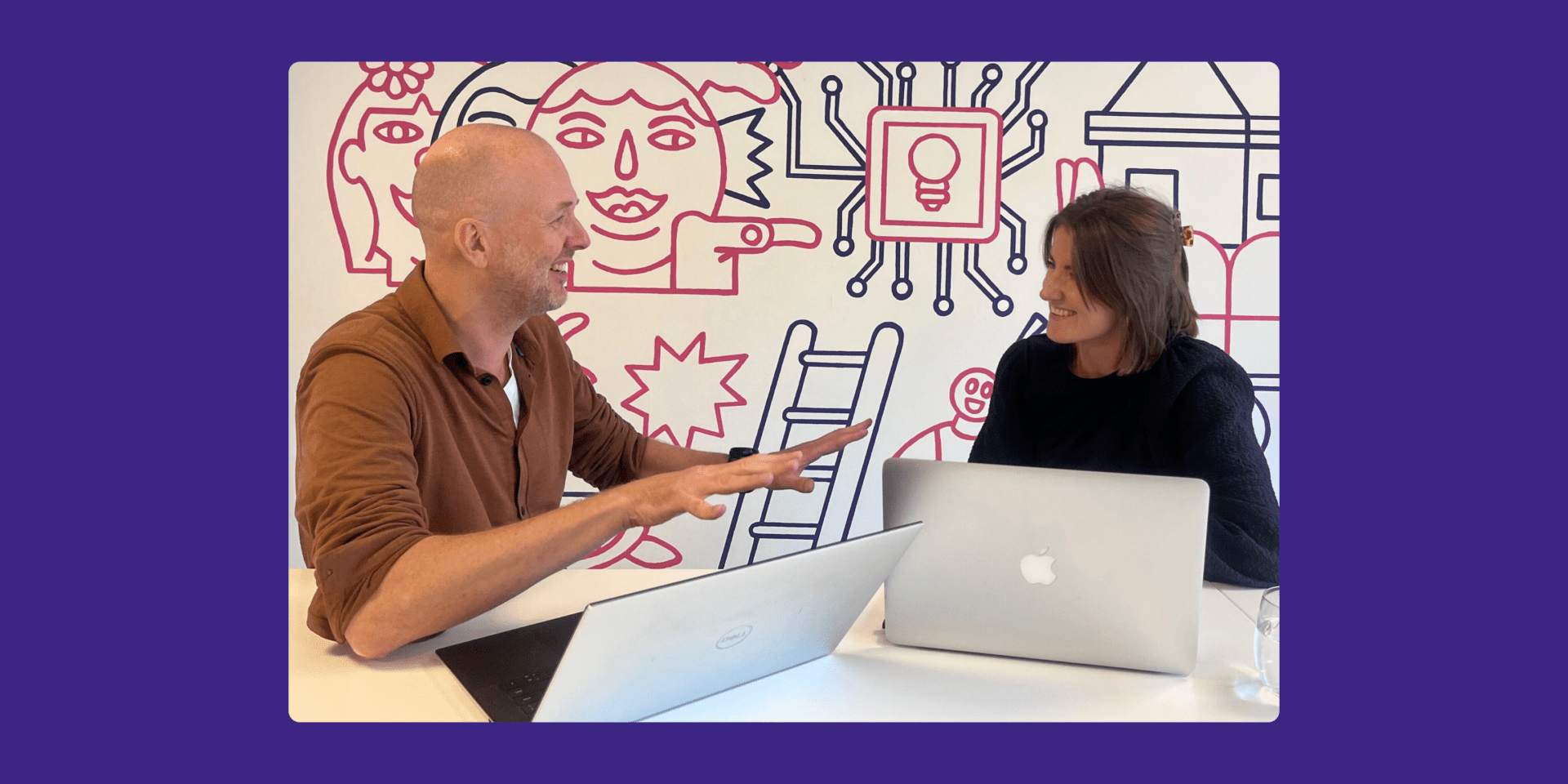 Sven en Tessa in gesprek tijdens een training